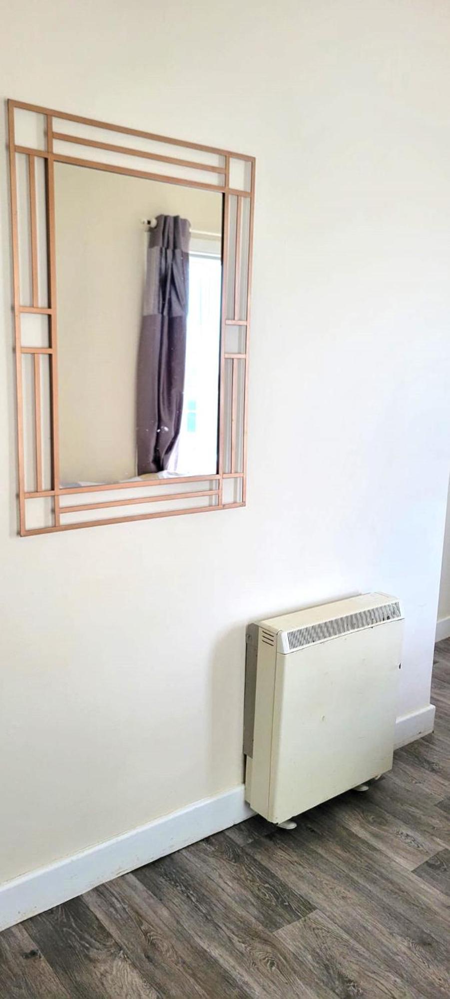 Cosy One-bedroom Flat With Free Private Parking!
