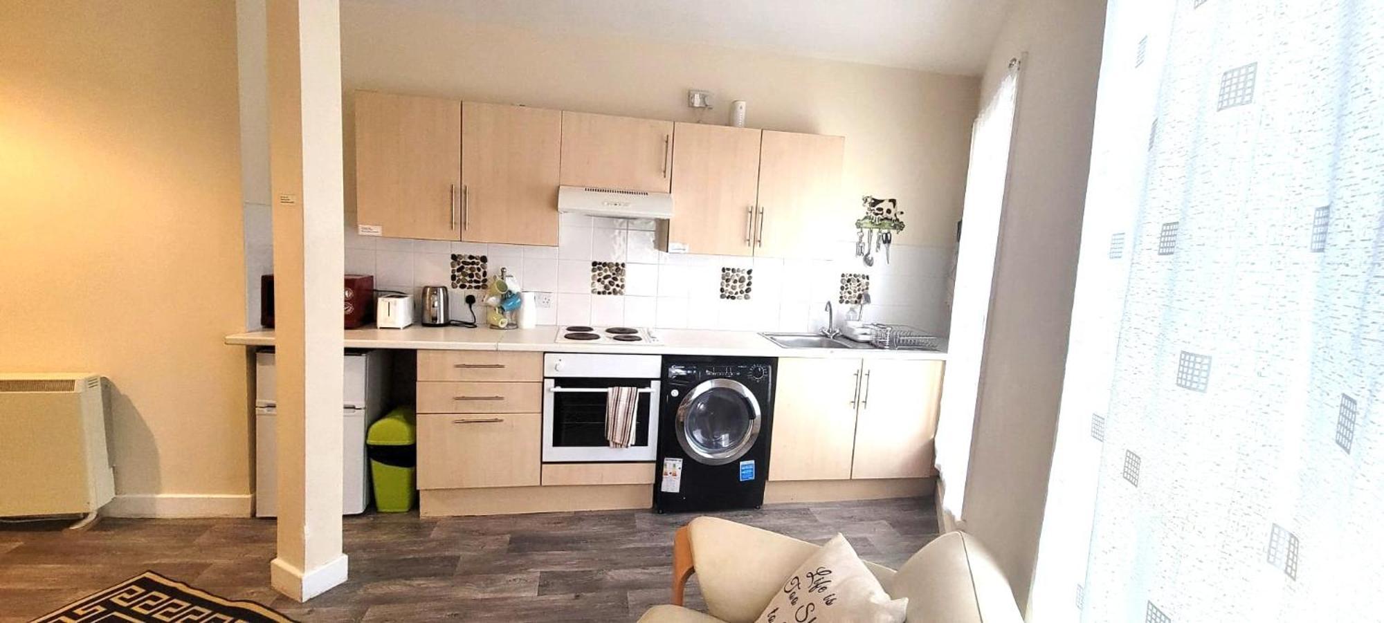 Cosy One-bedroom Flat With Free Private Parking!